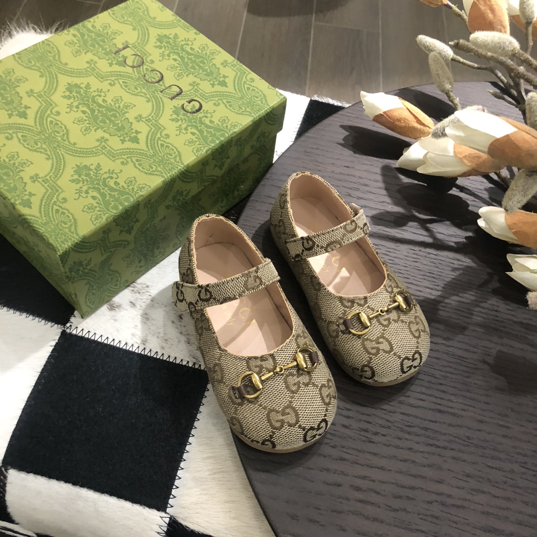 Children's shoes child